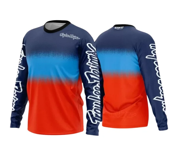 Imagem de camisa com logo no peito e estampa grande nas costas, mostrando um visual vibrante e dinâmico inspirado no motocross e trilhas.